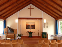 Gemeindesaal mit Blick auf die Altarnische
